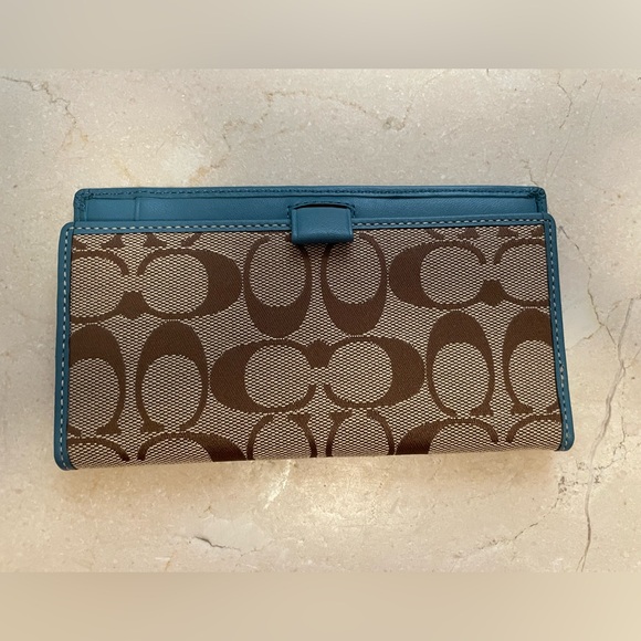 Coach - Picture 4 of 6